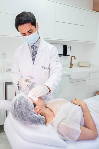 Fotografia RJ - Ensaio fotográfico profissional para mídias sociais, site e Instagram. Retratos dos médicos e fotografia consultório médico de cirurgia plástica na Barra da Tijuca. Fotos da fotógrafa Jaque Salles fotografia.