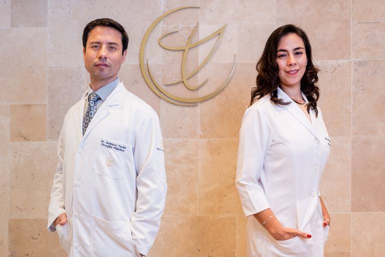 Fotografia RJ - Ensaio fotográfico profissional para mídias sociais, site e Instagram. Retratos dos médicos e fotografia consultório médico de cirurgia plástica na Barra da Tijuca. Fotos da fotógrafa Jaque Salles fotografia.