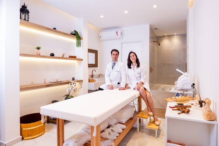 Fotografia RJ - Ensaio fotográfico profissional para mídias sociais, site e Instagram. Retratos dos médicos e fotografia consultório médico de cirurgia plástica na Barra da Tijuca. Fotos da fotógrafa Jaque Salles fotografia.