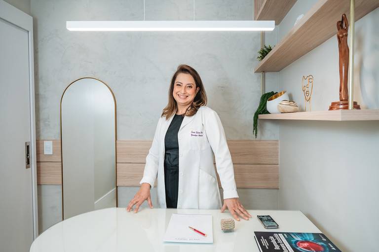 Fotografia RJ. Ensaio fotográfico corporativo para mídias sociais, site, linkedin e instagram. Fotos consultório médico na Barra da Tijuca, retratos profissionais feitos pela fotógrafa Jaque Salles.

