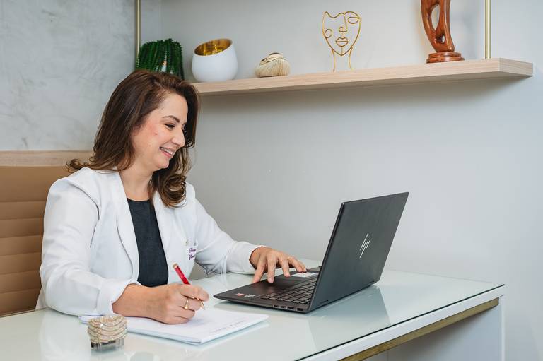 Fotografia RJ. Ensaio fotográfico corporativo para mídias sociais, site, linkedin e instagram. Fotos consultório médico na Barra da Tijuca, retratos profissionais feitos pela fotógrafa Jaque Salles.


