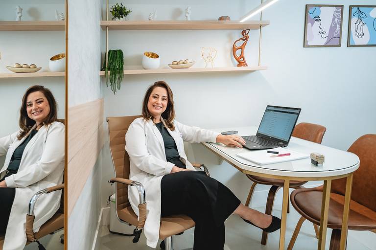 Fotografia RJ. Ensaio fotográfico corporativo para mídias sociais, site, linkedin e instagram. Fotos consultório médico na Barra da Tijuca, retratos profissionais feitos pela fotógrafa Jaque Salles.

