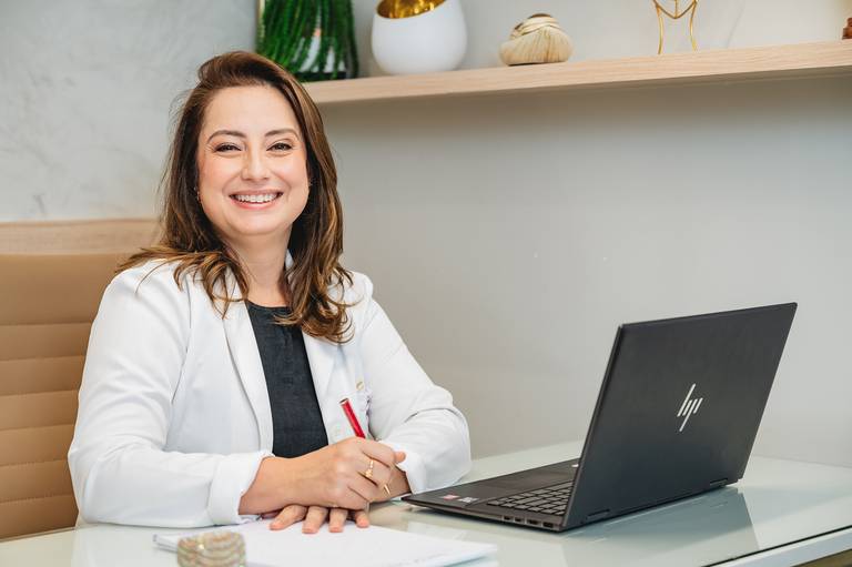 Fotografia RJ. Ensaio fotográfico corporativo para mídias sociais, site, linkedin e instagram. Fotos consultório médico na Barra da Tijuca, retratos profissionais feitos pela fotógrafa Jaque Salles.

