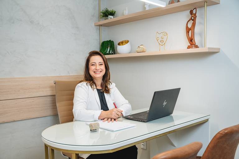 Fotografia RJ. Ensaio fotográfico corporativo para mídias sociais, site, linkedin e instagram. Fotos consultório médico na Barra da Tijuca, retratos profissionais feitos pela fotógrafa Jaque Salles.

