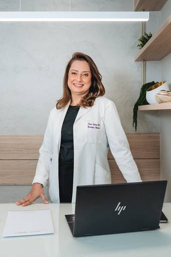 Fotografia RJ. Ensaio fotográfico corporativo para mídias sociais, site, linkedin e instagram. Fotos consultório médico na Barra da Tijuca, retratos profissionais feitos pela fotógrafa Jaque Salles.

