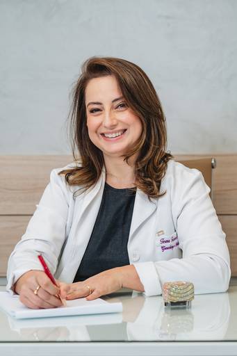 Fotografia RJ. Ensaio fotográfico corporativo para mídias sociais, site, linkedin e instagram. Fotos consultório médico na Barra da Tijuca, retratos profissionais feitos pela fotógrafa Jaque Salles.

