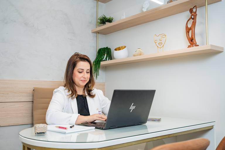 Fotografia RJ. Ensaio fotográfico corporativo para mídias sociais, site, linkedin e instagram. Fotos consultório médico na Barra da Tijuca, retratos profissionais feitos pela fotógrafa Jaque Salles.

