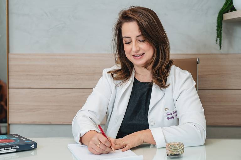 Fotografia RJ. Ensaio fotográfico corporativo para mídias sociais, site, linkedin e instagram. Fotos consultório médico na Barra da Tijuca, retratos profissionais feitos pela fotógrafa Jaque Salles.

