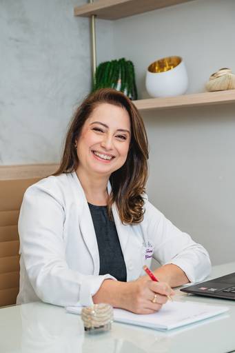 Fotografia RJ. Ensaio fotográfico corporativo para mídias sociais, site, linkedin e instagram. Fotos consultório médico na Barra da Tijuca, retratos profissionais feitos pela fotógrafa Jaque Salles.

