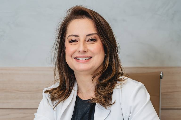 Fotografia RJ. Ensaio fotográfico corporativo para mídias sociais, site, linkedin e instagram. Fotos consultório médico na Barra da Tijuca, retratos profissionais feitos pela fotógrafa Jaque Salles.

