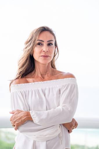 Zuk, estúdio de fotografia na Barra da Tijuca, Rio de Janeiro. Ensaios fotográficos  para marca pessoal, retratos profissionais para LinkedIn, retratos corporativos e lifestyle. otografia de beleza para noivas e 15 anos, bridal session em estúdio.