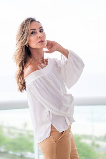 Zuk, estúdio de fotografia na Barra da Tijuca, Rio de Janeiro. Ensaios fotográficos  para marca pessoal, retratos profissionais para LinkedIn, retratos corporativos e lifestyle. otografia de beleza para noivas e 15 anos, bridal session em estúdio.