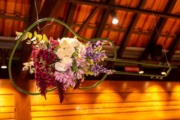 Gambiarra violão decorativo suspenso  para festa de quinze anos na casa de festa Lajedo 3. Fotografia de Jaque Salles