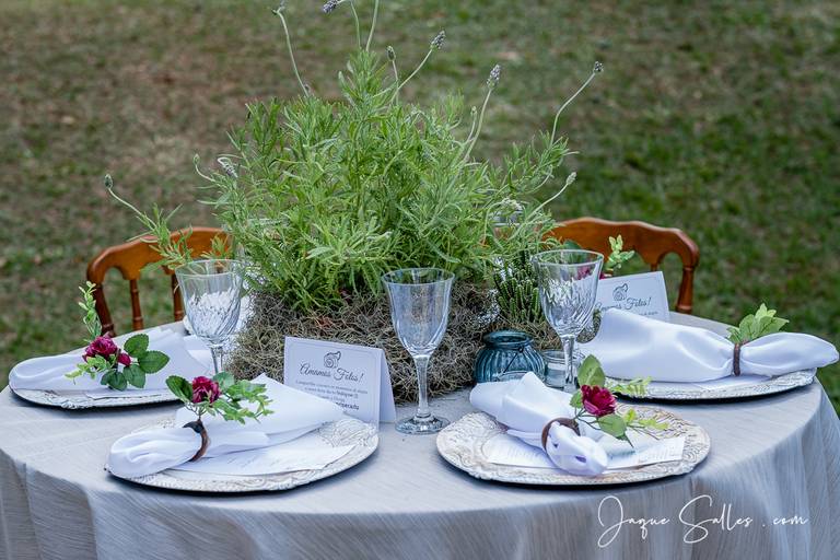 Fotografia de Casamento - Idéias para Decoração de Casamento de Dia e ao Ar Livre. As Flores Naturais, as suculentas e os tons de marsala e rosa foram as escolhas da Noiva para esse Casamento Romântico. Imagens da Fotógrafa de Casamento Jaque Salles 