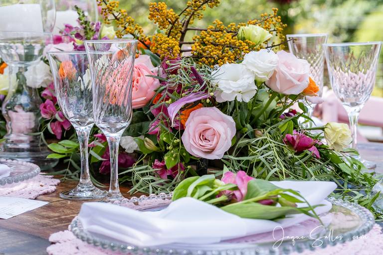 Fotografia de Casamento - Idéias para Decoração de Casamento de Dia e ao Ar Livre. As Flores Naturais, as suculentas e os tons de marsala e rosa foram as escolhas da Noiva para esse Casamento Romântico. Imagens da Fotógrafa de Casamento Jaque Salles 