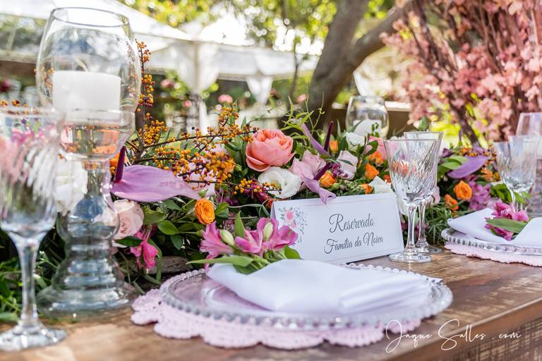 Fotografia de Casamento - Idéias para Decoração de Casamento de Dia e ao Ar Livre. As Flores Naturais, as suculentas e os tons de marsala e rosa foram as escolhas da Noiva para esse Casamento Romântico. Imagens da Fotógrafa de Casamento Jaque Salles 