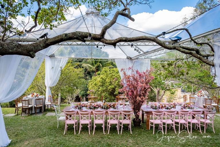 Fotografia de Casamento - Idéias para Decoração de Casamento de Dia e ao Ar Livre. As Flores Naturais, as suculentas e os tons de marsala e rosa foram as escolhas da Noiva para esse Casamento Romântico. Imagens da Fotógrafa de Casamento Jaque Salles 