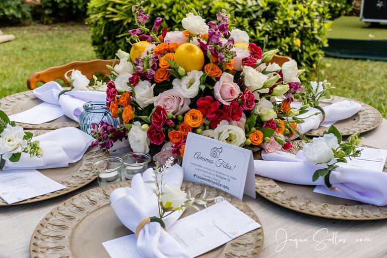 Fotografia de Casamento - Idéias para Decoração de Casamento de Dia e ao Ar Livre. As Flores Naturais, as suculentas e os tons de marsala e rosa foram as escolhas da Noiva para esse Casamento Romântico. Imagens da Fotógrafa de Casamento Jaque Salles 
