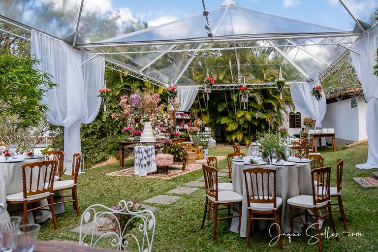 Fotografia de Casamento - Idéias para Decoração de Casamento de Dia e ao Ar Livre. As Flores Naturais, as suculentas e os tons de marsala e rosa foram as escolhas da Noiva para esse Casamento Romântico. Imagens da Fotógrafa de Casamento Jaque Salles 