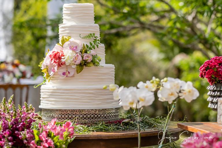 Fotografia de Casamento - Idéias para Decoração de Casamento de Dia e ao Ar Livre. As Flores Naturais, as suculentas e os tons de marsala e rosa foram as escolhas da Noiva para esse Casamento Romântico. Imagens da Fotógrafa de Casamento Jaque Salles 
