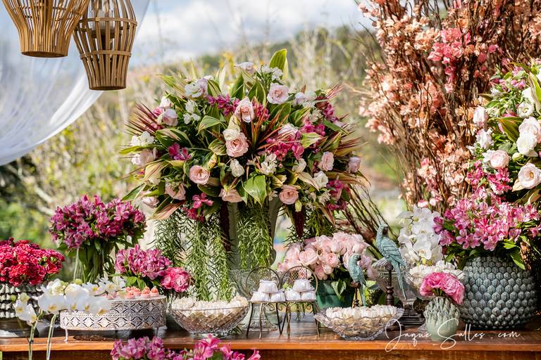 Fotografia de Casamento - Idéias para Decoração de Casamento de Dia e ao Ar Livre. As Flores Naturais, as suculentas e os tons de marsala e rosa foram as escolhas da Noiva para esse Casamento Romântico. Imagens da Fotógrafa de Casamento Jaque Salles 