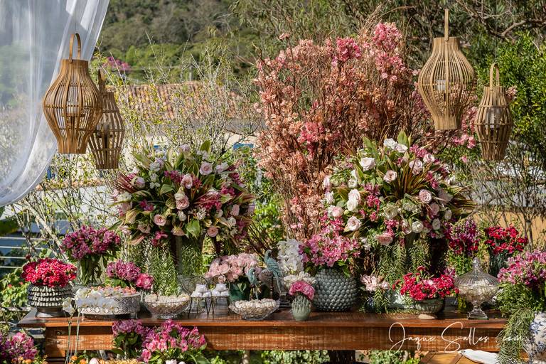 Fotografia de Casamento - Idéias para Decoração de Casamento de Dia e ao Ar Livre. As Flores Naturais, as suculentas e os tons de marsala e rosa foram as escolhas da Noiva para esse Casamento Romântico. Imagens da Fotógrafa de Casamento Jaque Salles 