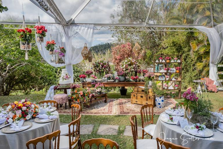 Fotografia de Casamento - Idéias para Decoração de Casamento de Dia e ao Ar Livre. As Flores Naturais, as suculentas e os tons de marsala e rosa foram as escolhas da Noiva para esse Casamento Romântico. Imagens da Fotógrafa de Casamento Jaque Salles 