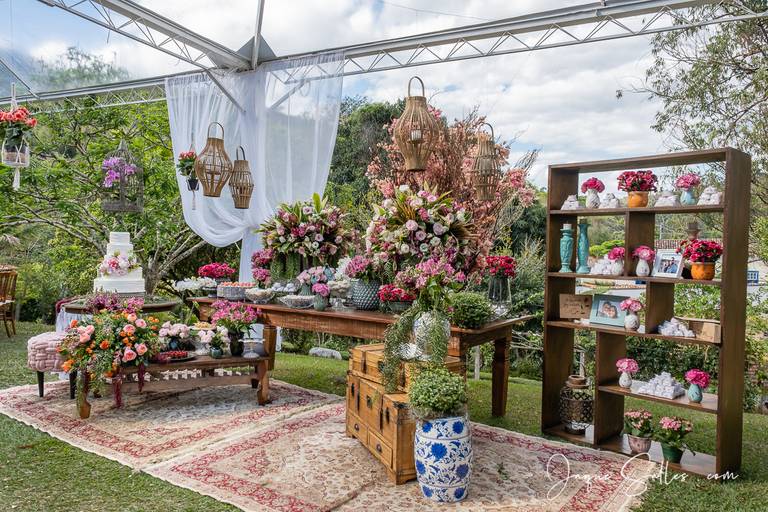 Fotografia de Casamento - Mesa de Bolo Decorada para Casamento de Dia e ao Ar Livre. As Flores Naturais, as suculentas e os tons de marsala e rosa foram as escolhas da Noiva para esse Casamento Romântico. Imagens da Fotógrafa de Casamento Jaque Salles 