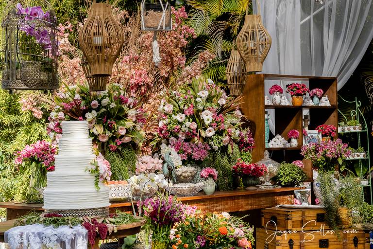 Fotografia de Casamento - Idéias para Decoração de Casamento de Dia e ao Ar Livre. As Flores Naturais, as suculentas e os tons de marsala e rosa foram as escolhas da Noiva para esse Casamento Romântico. Imagens da Fotógrafa de Casamento Jaque Salles 
