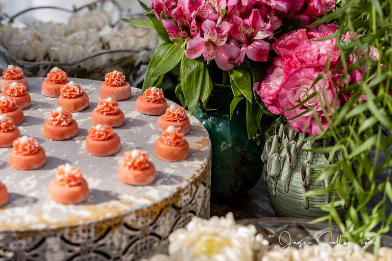 Fotografia de Casamento - Idéias para Decoração de Casamento de Dia e ao Ar Livre. As Flores Naturais, as suculentas e os tons de marsala e rosa foram as escolhas da Noiva para esse Casamento Romântico. Imagens da Fotógrafa de Casamento Jaque Salles 