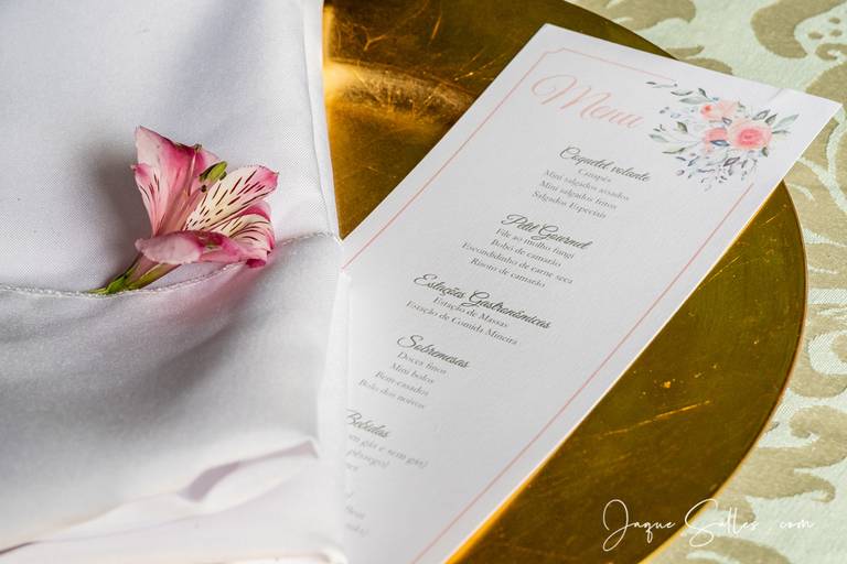 Fotografia de Casamento - Idéias para Decoração de Casamento de Dia e ao Ar Livre. As Flores Naturais, as suculentas e os tons de marsala e rosa foram as escolhas da Noiva para esse Casamento Romântico. Imagens da Fotógrafa de Casamento Jaque Salles 