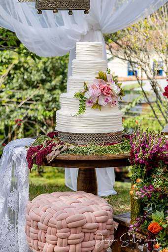 Fotografia de Casamento - Idéias para Decoração de Casamento de Dia e ao Ar Livre. As Flores Naturais, as suculentas e os tons de marsala e rosa foram as escolhas da Noiva para esse Casamento Romântico. Imagens da Fotógrafa de Casamento Jaque Salles 