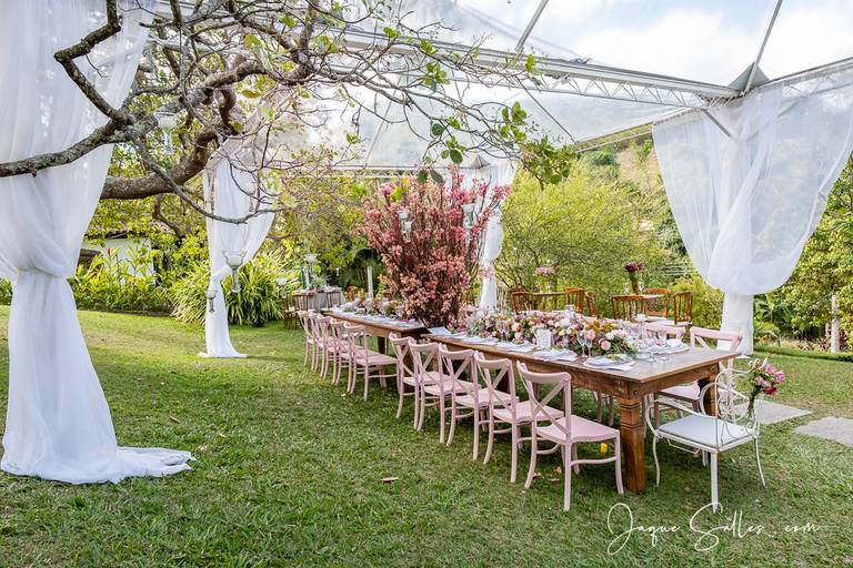 Fotografia de Casamento - Idéias para Decoração de Casamento de Dia e ao Ar Livre.  Mesa decorada em madeira rosa para os Noivos e seus pais. Imagens da Fotógrafa de Casamento Jaque Salles 