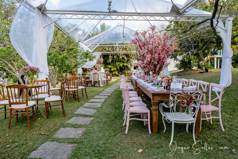 Fotografia de Casamento - Idéias para Decoração de Casamento de Dia e ao Ar Livre. As Flores Naturais, as suculentas e os tons de marsala e rosa foram as escolhas da Noiva para esse Casamento Romântico. Imagens da Fotógrafa de Casamento Jaque Salles 
