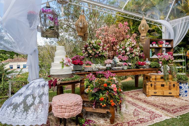 Fotografia de Casamento - Idéias para Decoração de Casamento de Dia e ao Ar Livre. As Flores Naturais, as suculentas e os tons de marsala e rosa foram as escolhas da Noiva para esse Casamento Romântico. Imagens da Fotógrafa de Casamento Jaque Salles 