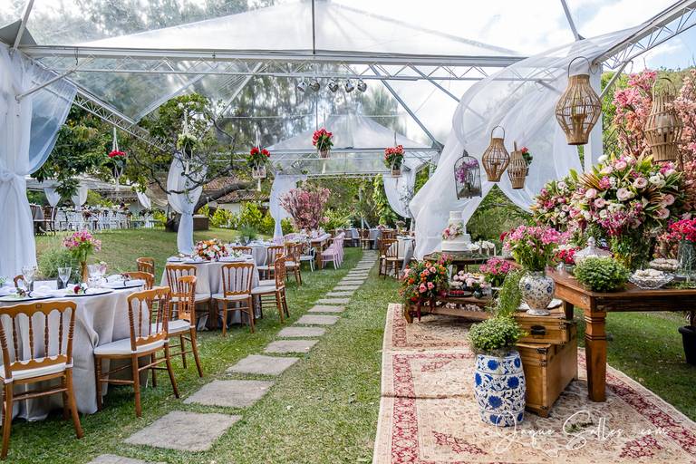 Fotografia de Casamento - Idéias para Decoração de Casamento de Dia e ao Ar Livre. As Flores Naturais, as suculentas e os tons de marsala e rosa foram as escolhas da Noiva para esse Casamento Romântico. Imagens da Fotógrafa de Casamento Jaque Salles 