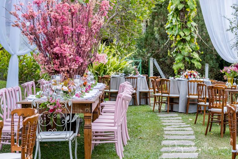 Fotografia de Casamento - Idéias para Decoração de Casamento de Dia e ao Ar Livre. As Flores Naturais, as suculentas e os tons de marsala e rosa foram as escolhas da Noiva para esse Casamento Romântico. Imagens da Fotógrafa de Casamento Jaque Salles 