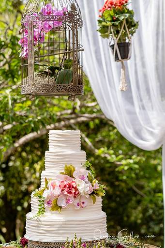 Fotografia de Casamento - Idéias para Decoração de Casamento de Dia e ao Ar Livre. As Flores Naturais, as suculentas e os tons de marsala e rosa foram as escolhas da Noiva para esse Casamento Romântico. Imagens da Fotógrafa de Casamento Jaque Salles 