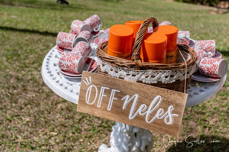 Fotografia de Casamento - Idéias para Decoração de Casamento de Dia e ao Ar Livre.  Mesa de Repelente Off decorada ao estilo do Casamento. Imagens da Fotógrafa de Casamento Jaque Salles 