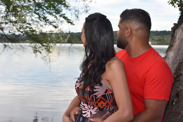  águas cristalinas não tem areias mas pedrinhas vermelhas redondas. não machucam os pés elas estão polidas com o conato com a água do Lago Paranoá