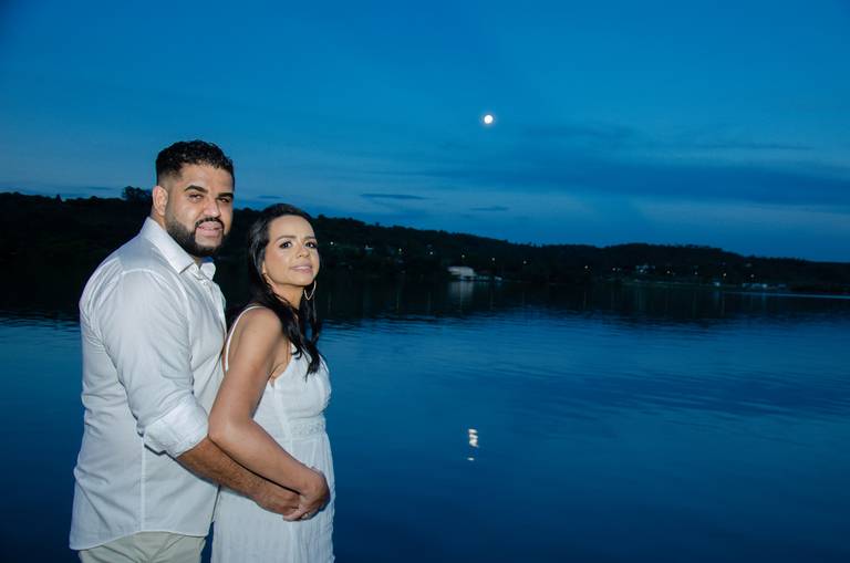 A lua refletida no espalho d´agua