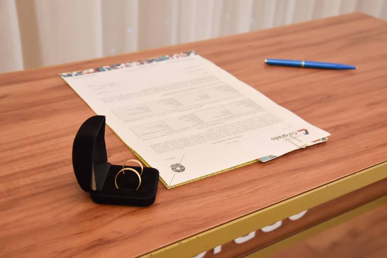 Alianças na mesa do Cartório Colorado