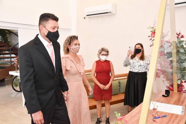 entrada dos noivos Cartório Colorado na sala especial de casamento