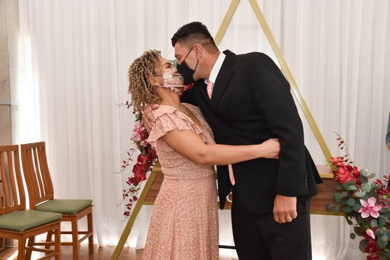 Alianças e beijo casamento cartório colorado