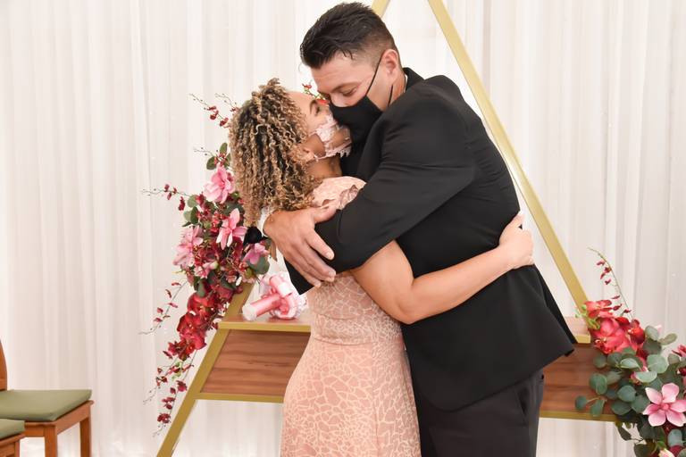 Alianças e beijo casamento cartório colorado