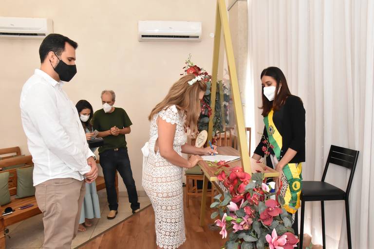 Hora da foto na sala  especial para casamento Cartório assinatura