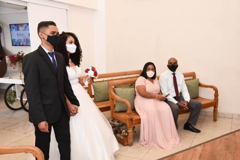 Casamento de Jaqueline e Mateus na sala especial de casamento Cartório Colorado com a Juíza de  Paz Cristina