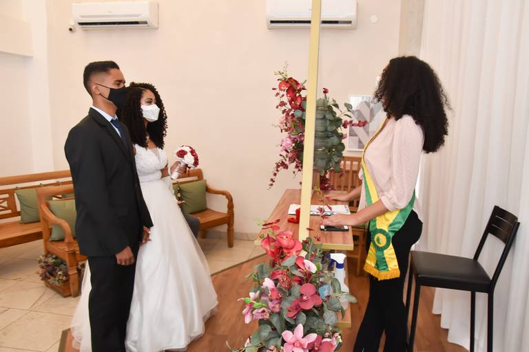 Casamento de Jaqueline e Mateus na sala especial de casamento Cartório Colorado com a Juíza de  Paz Cristina