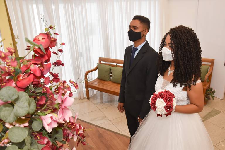 Casamento de Jaqueline e Mateus na sala especial de casamento Cartório Colorado com a Juíza de  Paz Cristina