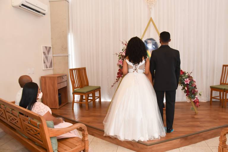 Casamento de Jaqueline e Mateus na sala especial de casamento Cartório Colorado com a Juíza de  Paz Cristina